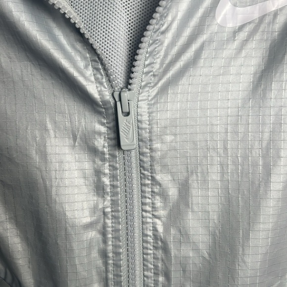 Nike Womens Size Medium Windrunner Track Jacket Pure Platinum/White - Picture 7 of 8